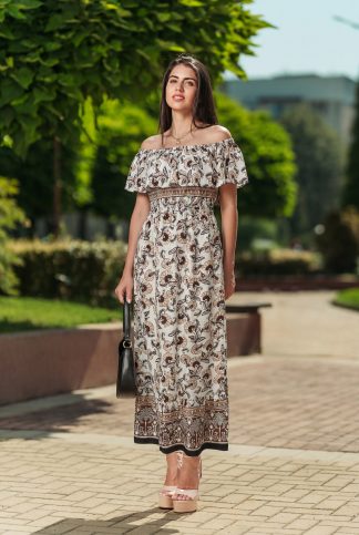 Рокля “Boho Sand” – дълга рокля с паднало рамо и етно‑флорален принт арт.1799