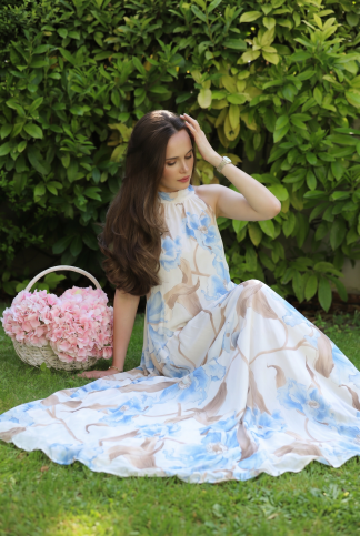 Рокля “Blue Meadow Breeze” – дълга ефирна рокля със син флорален принт арт.1830