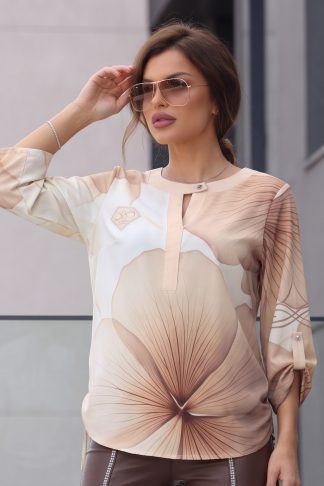 Блуза “Soft Petal Elegance” – блуза в бежеви нюанси с флорален принт арт.1552