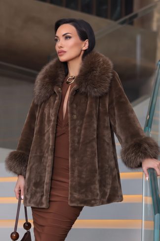 Палто “Mocha Fur Elegance” – палто в кафяво от еко косъм с пухена яка арт.6014